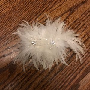 White feathered hair clip with gemstone detailing